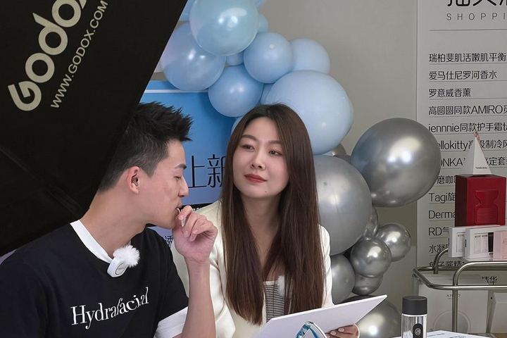 Jimmy 在门店内进行直播
