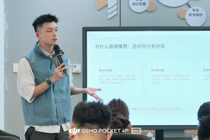 Jimmy 到店为门店团队做培训